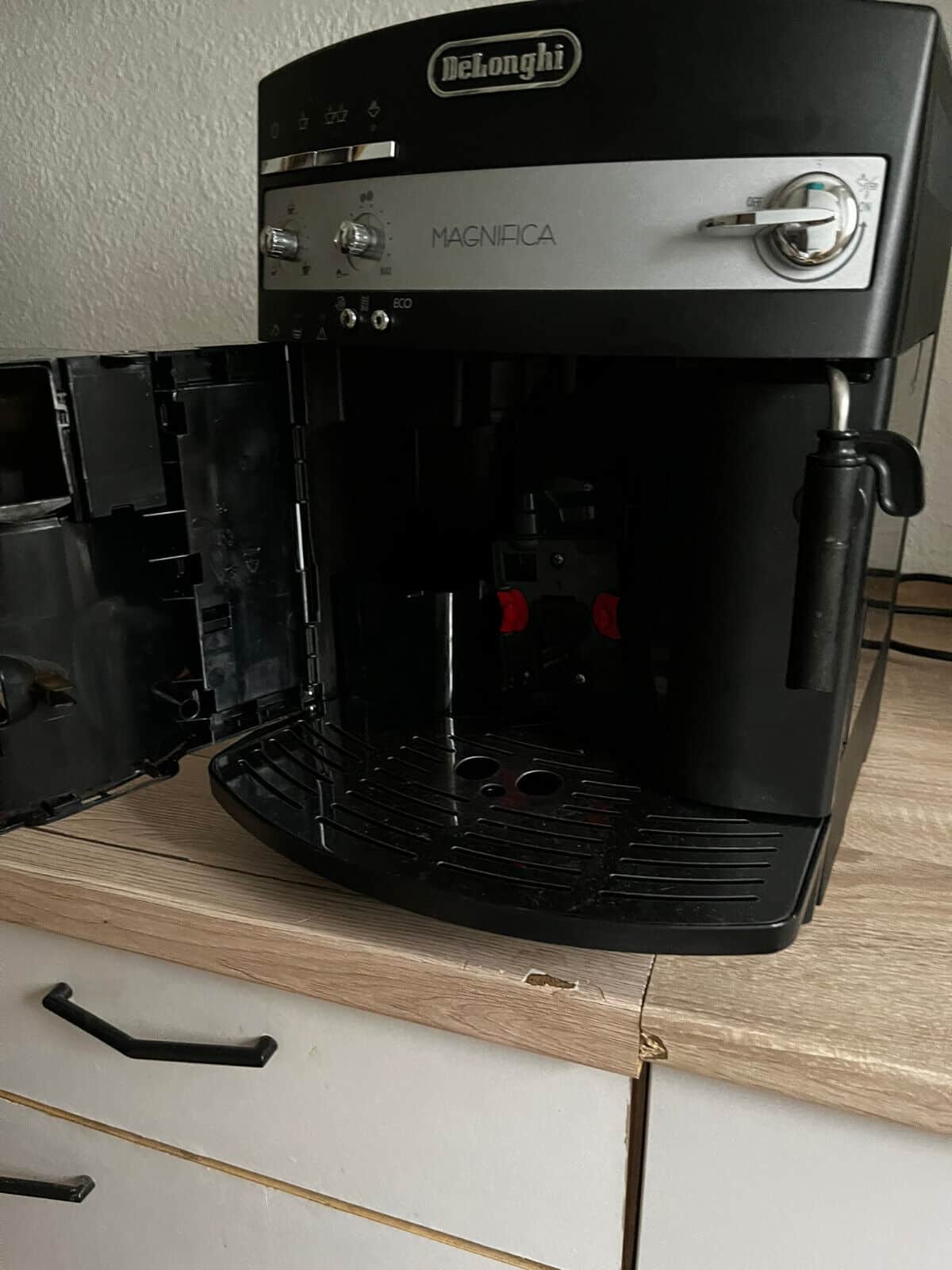 DeLonghi Magnifica ESAM 3000.B Kaffeevollautomat - EdelKüche