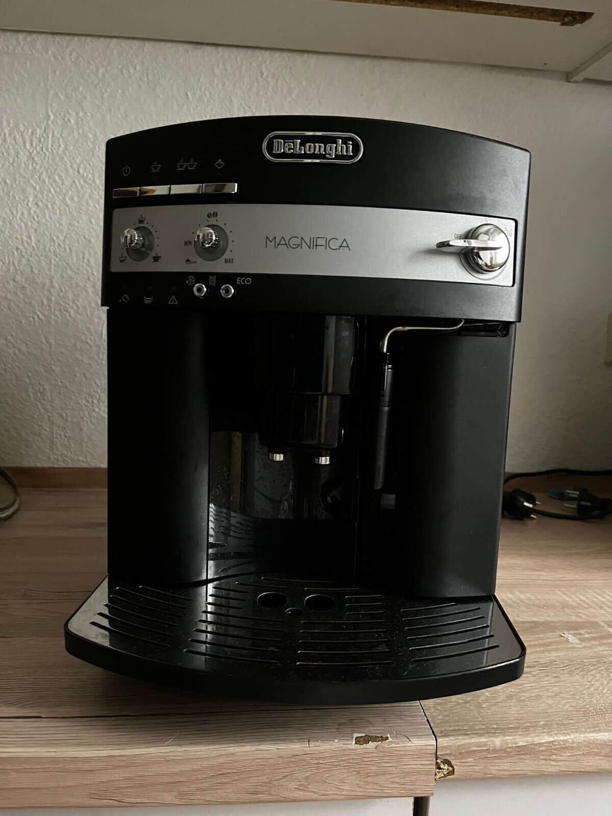 DeLonghi Magnifica ESAM 3000.B Kaffeevollautomat - EdelKüche