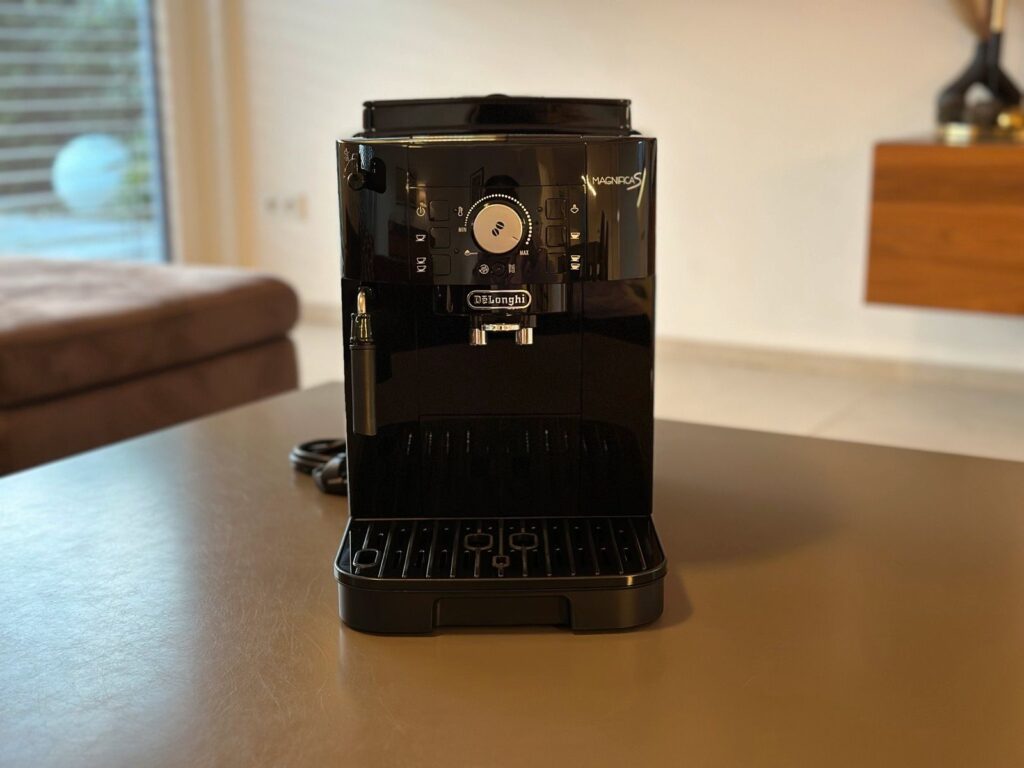 De'Longhi Magnifica S ECAM 11.112.B Kaffeevollautomat - EdelKüche