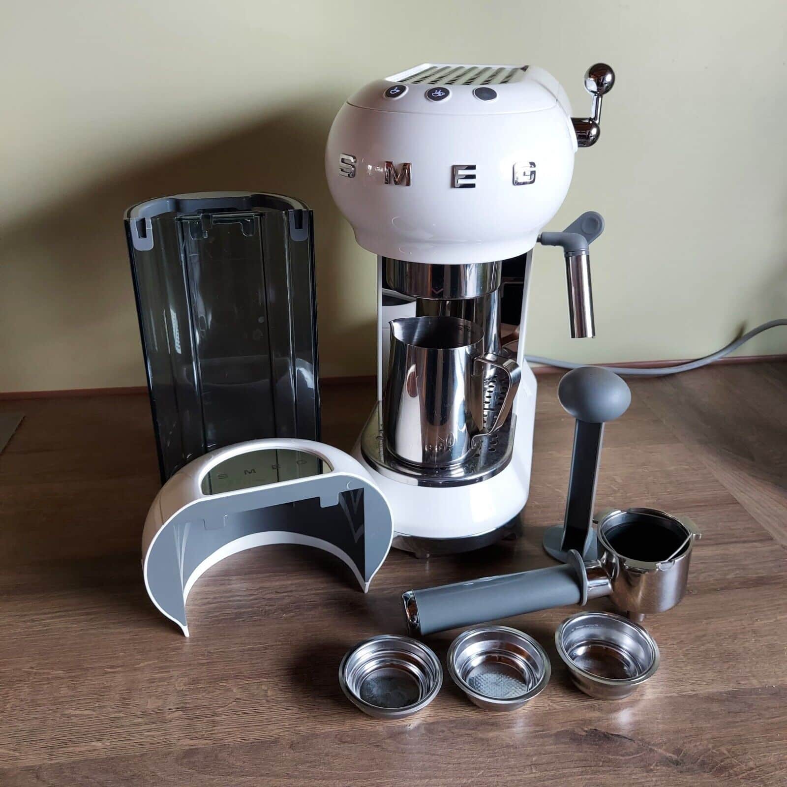 SMEG ECF02RDEU Espresso-Kaffeemaschine Test